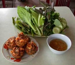 Bánh Cống (Pork-Stuffed Fried Cake)