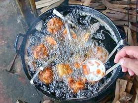 Bánh Cống (Pork-Stuffed Fried Cake)